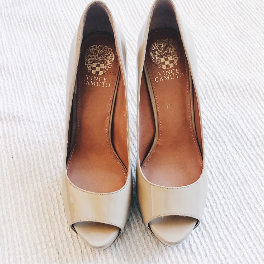 VINCE CAMUTO NUDE HEELS